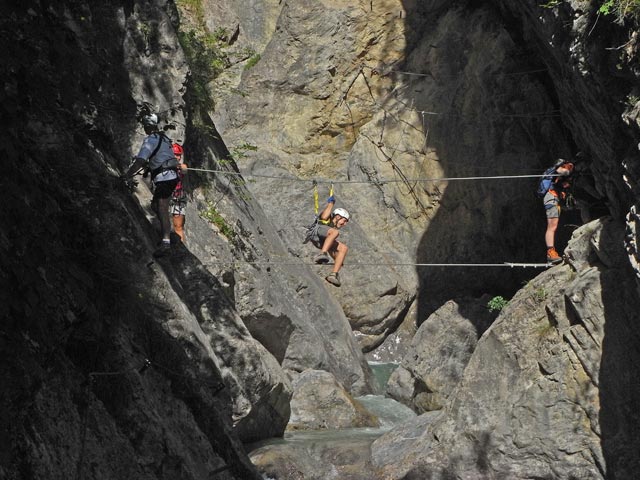 &Ouml;TK-Klettersteig Pirkner Klamm: Norbert, Doris, Christoph und Daniela auf der ersten Seilbr&uuml;cke (6. Juli)
