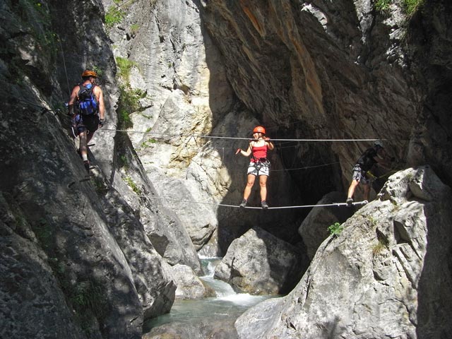 &Ouml;TK-Klettersteig Pirkner Klamm: Erich, Doris und Christoph auf der ersten Seilbr&uuml;cke (6. Juli)