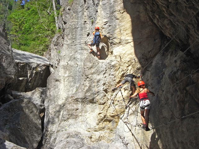 &Ouml;TK-Klettersteig Pirkner Klamm: Daniela, Christoph und Doris auf der zweiten Seilbr&uuml;cke (6. Juli)