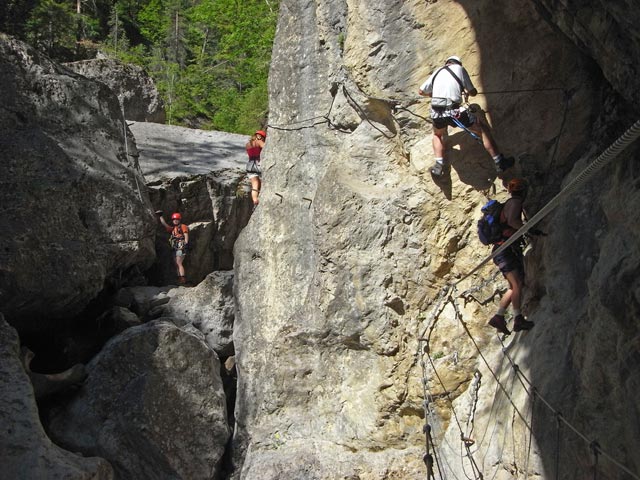 &Ouml;TK-Klettersteig Pirkner Klamm: Daniela, Doris, Norbert und Erich nach der zweiten Seilbr&uuml;cke (6. Juli)