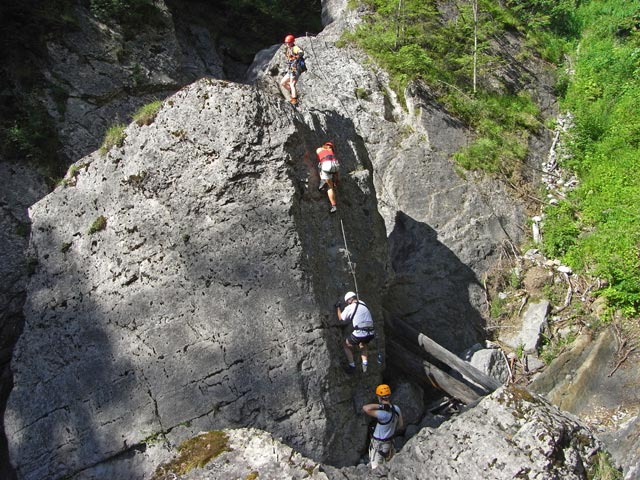 &Ouml;TK-Klettersteig Pirkner Klamm: Daniela, Doris, Norbert und Christian zwischen zweiter und dritter Seilbr&uuml;cke (6. Juli)