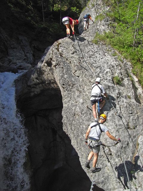 &Ouml;TK-Klettersteig Pirkner Klamm: Doris, Daniela, Norbert und Christian zwischen zweiter und dritter Seilbr&uuml;cke (6. Juli)