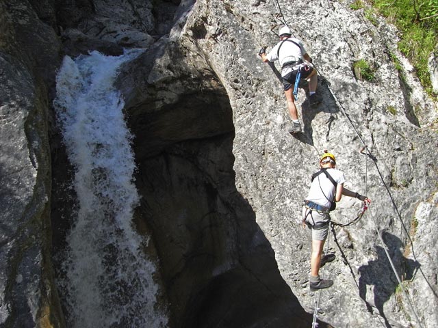 &Ouml;TK-Klettersteig Pirkner Klamm: Norbert und Christian zwischen zweiter und dritter Seilbr&uuml;cke (6. Juli)