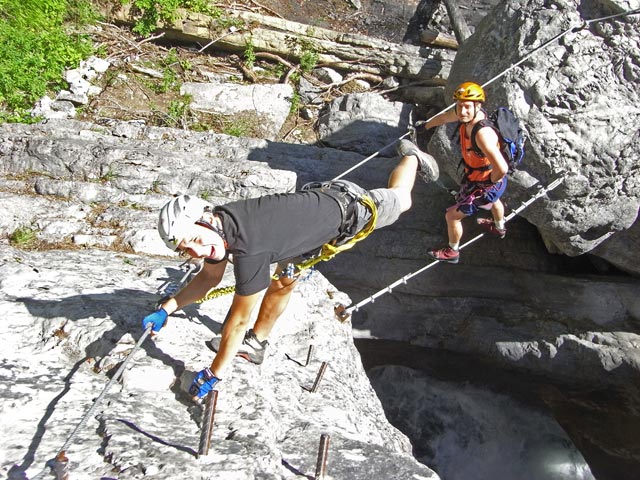 &Ouml;TK-Klettersteig Pirkner Klamm: Christoph und Erich auf der dritten Seilbr&uuml;cke (6. Juli)