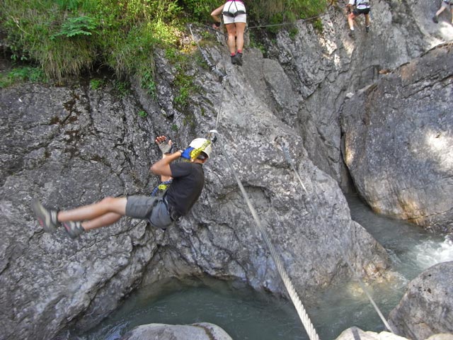 &Ouml;TK-Klettersteig Pirkner Klamm: Christoph auf der vierten Seilbr&uuml;cke (6. Juli)