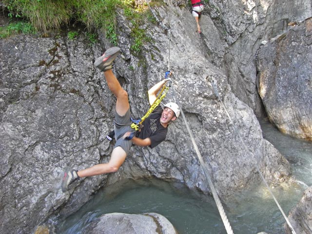&Ouml;TK-Klettersteig Pirkner Klamm: Christoph auf der vierten Seilbr&uuml;cke(6. Juli)