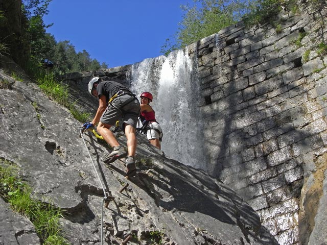 &Ouml;TK-Klettersteig Pirkner Klamm: Christoph und Doris bei der ersten Wehranlage (6. Juli)
