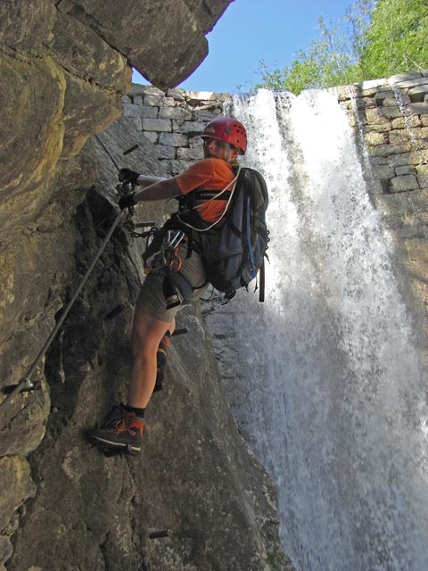 &Ouml;TK-Klettersteig Pirkner Klamm: Daniela bei der ersten Wehranlage (6. Juli)