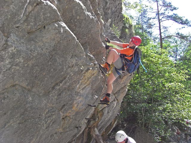 &Ouml;TK-Klettersteig Pirkner Klamm: Daniela in der Schl&uuml;sselstelle (6. Juli)
