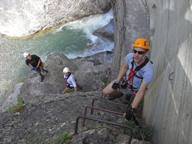&Ouml;TK-Klettersteig Pirkner Klamm: Christoph, Norbert und Christian bei der zweiten Wehranlage (6. Juli)