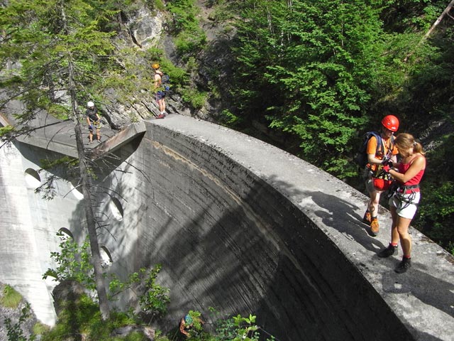 &Ouml;TK-Klettersteig Pirkner Klamm: Christoph, Erich, Daniela und Doris auf der zweiten Wehranlage (6. Juli)