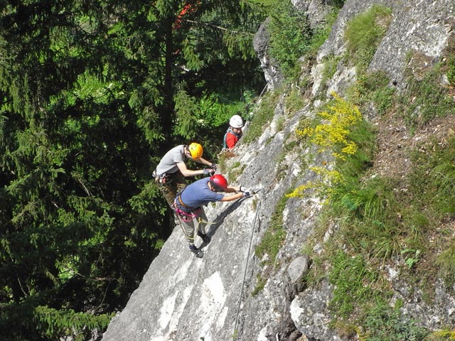 Koflwand-Klettersteig: Alexander, Edith und Brigitte zwischen Schl&uuml;sselstelle und Seilbr&uuml;cke (6. Juli)