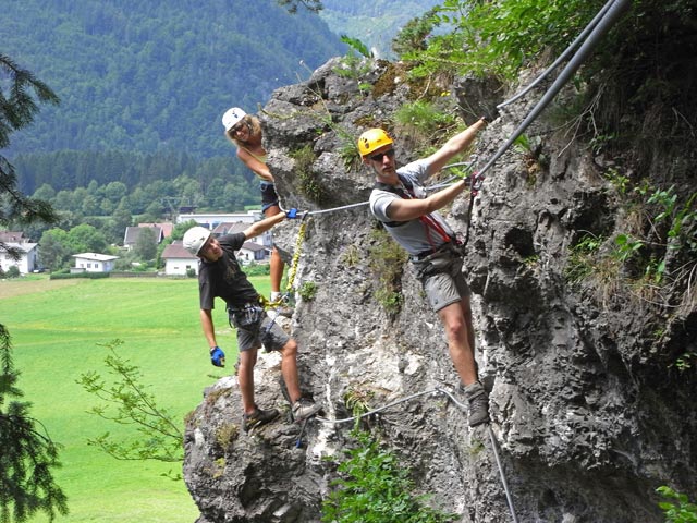 Koflwand-Klettersteig: Christoph, Irmgard und Christian vor der Seilbr&uuml;cke (6. Juli)