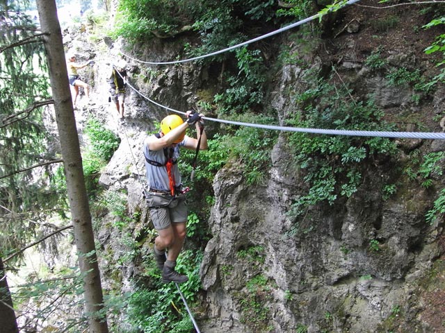 Koflwand-Klettersteig: Irmgard, Christoph und Christian auf der Seilbr&uuml;cke (6. Juli)
