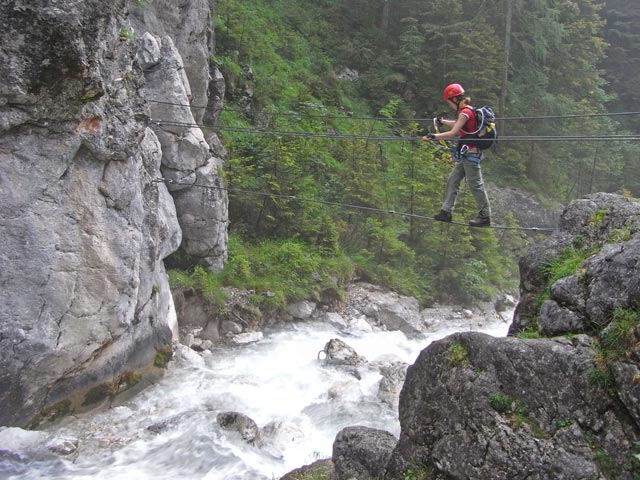 Hias-Klettersteig: Carmen auf der 1. Seilbr&uuml;cke