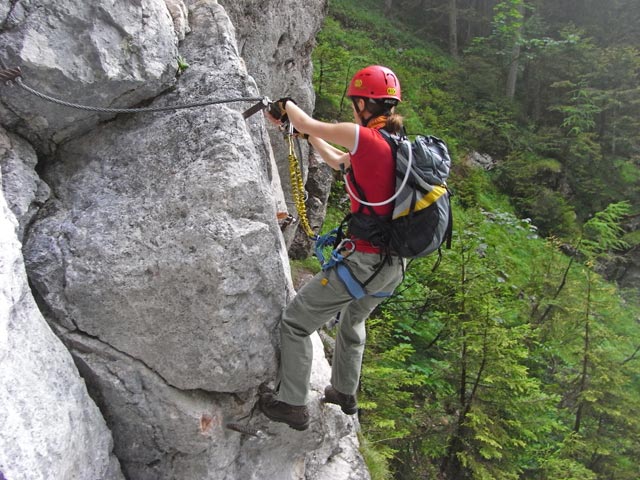 Hias-Klettersteig: Carmen nach der 1. Seilbr&uuml;cke