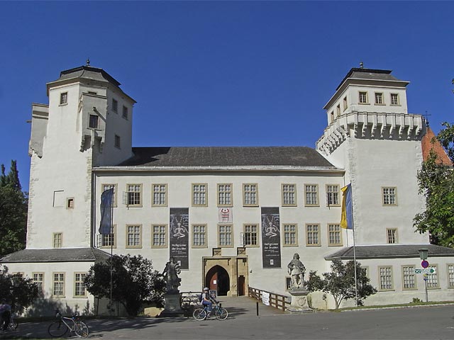 Daniela beim Museum f&uuml;r Urgeschichte