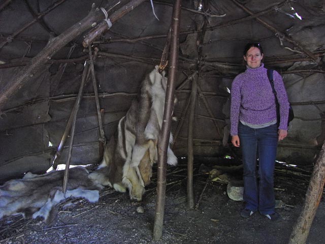 Daniela in einer Jurte von Ren- und Pferdej&auml;gern