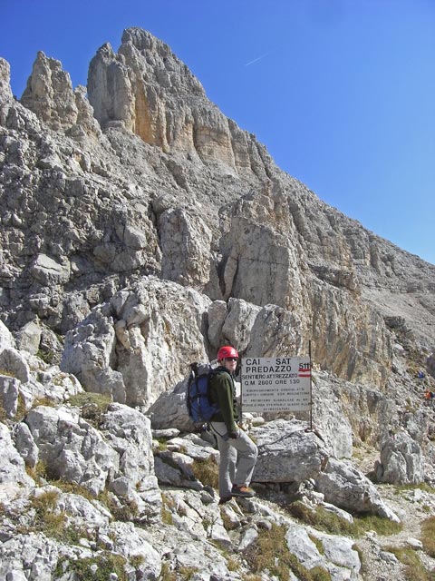 Latemartürme-Klettersteig: Daniela bei der Einstiegstafel