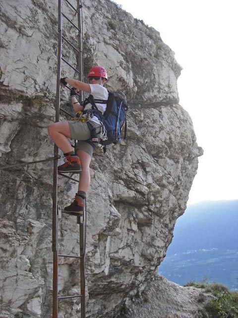 Fennberg-Klettersteig: Daniela auf der dritten Leiter