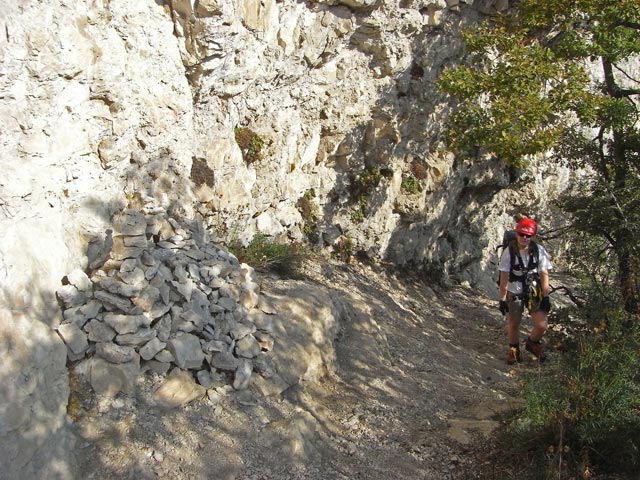 Fennberg-Klettersteig: Daniela im langen Gehgel&auml;nde
