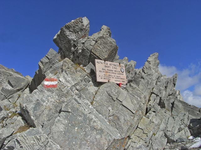 Via Ferrata Bepi Zac: Axel zwischen Einstiegstafel und Einstieg