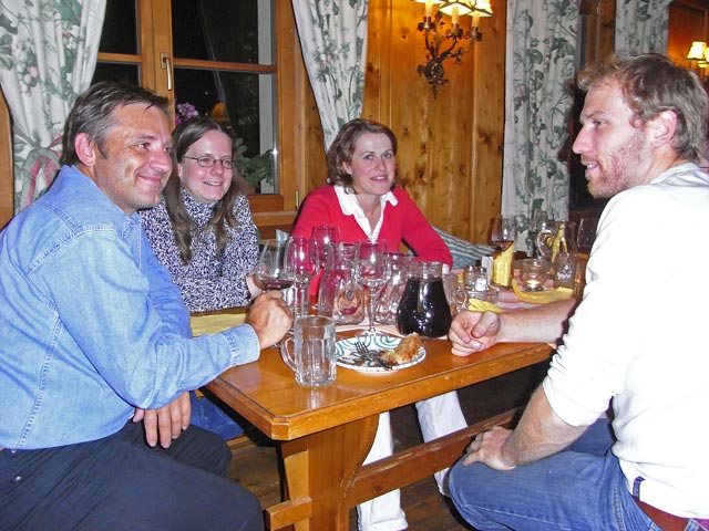 Erhard, Daniela, Doris und Andreas im Heurigen Wieninger