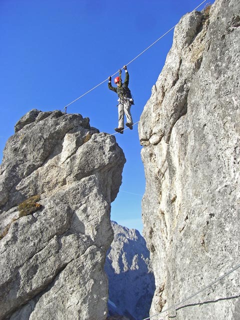 Hundskopf-Klettersteig: Daniela auf der Seilbr&uuml;cke (12. Okt.)
