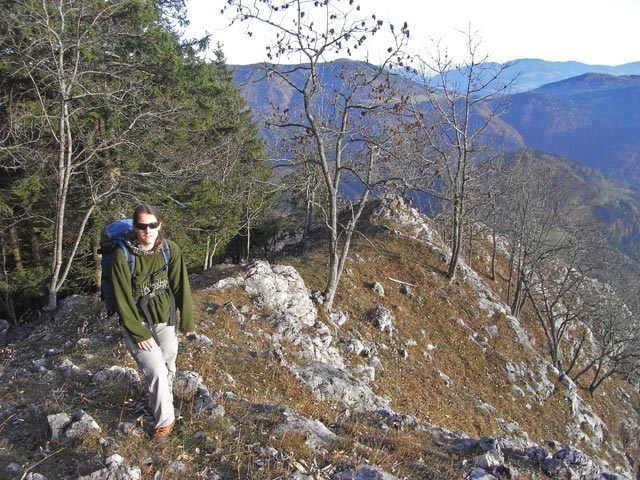 Daniela zwischen S&uuml;dostsporn und Hauptgipfel des R&ouml;thelsteins