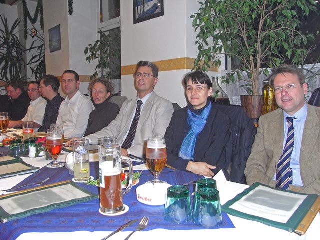?, ?, ?, ?, Martina, Peter, Katja und Anton im Gasthaus M&ouml;slinger