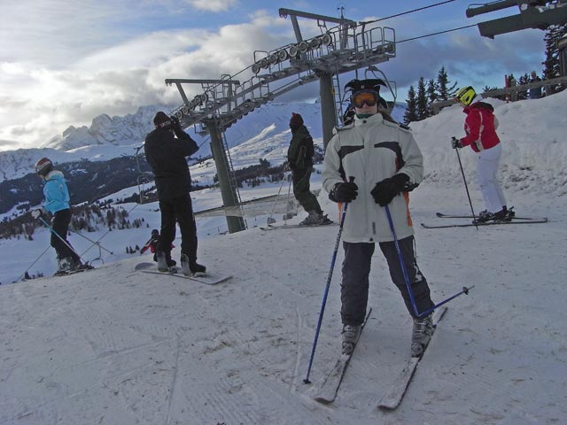 Daniela bei der Bergstation des Sessellifts Mezd&igrave; (21. Dez.)