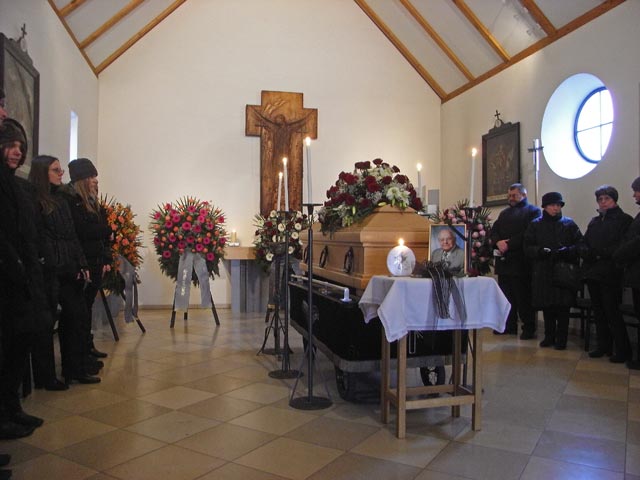 Elena, Daniela, Katharina, Franz, Oma und Mama in der Aufbahrungshalle der Stiftskirche Geras
