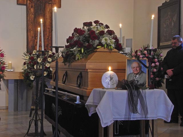 Franz in der Aufbahrungshalle der Stiftskirche Geras