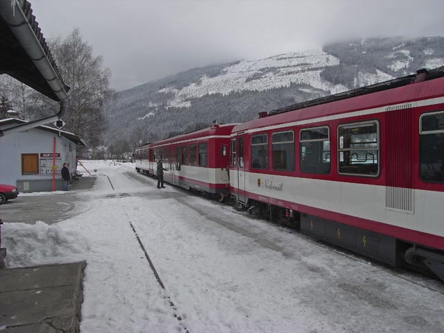 R 3307 im Bahnhof Uttendorf-Stubachtal, 776 m (31. J&auml;n)
