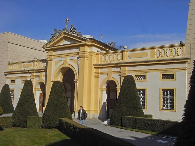 Daniela beim Stiftsportal