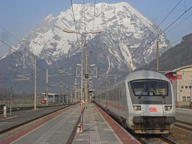 EC 318 im Bahnhof Stainach-Irdning, 645 m (9. Apr.)