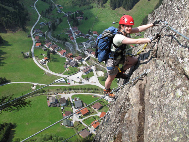 Daniela am Beginn der ersten Seilbr&uuml;cke