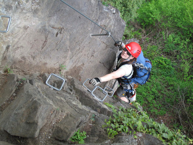 Daniela in der Efeuwand