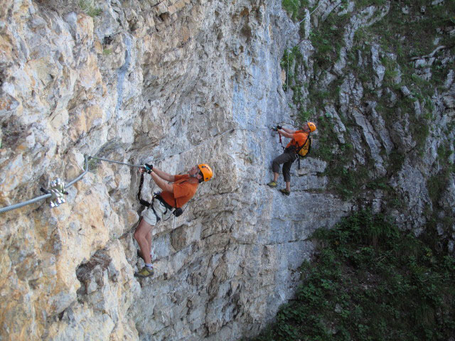 B&uuml;rgeralm-Klettersteig: Andreas und Axel in der Dachlquerung