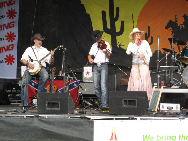 Dapper Dan Men auf der Countryb&uuml;hne (27. Juni)