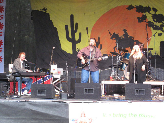 Keane Rose & Richi Nagy auf der Countryb&uuml;hne (28. Juni)