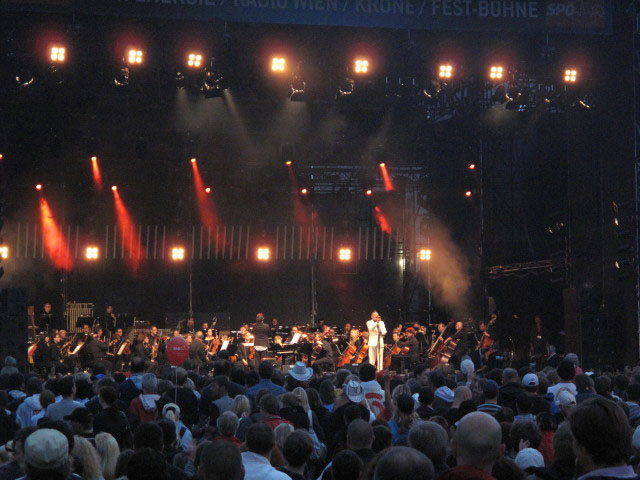 Wolfgang Ambros mit den Vereinigten B&uuml;hnen Wien auf der Festb&uuml;hne (28. Juni)