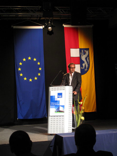 Studiengangsleiter Hölzl in der Fachhochschule St. Pölten