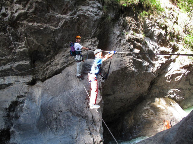 &Ouml;TK-Klettersteig Pirkner Klamm: Erich und Martin auf der ersten Seilbr&uuml;cke (11. Juli)