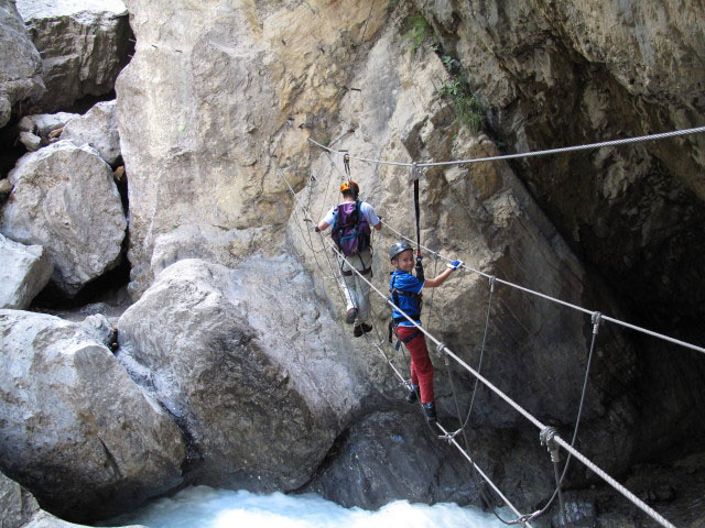 &Ouml;TK-Klettersteig Pirkner Klamm: Erich und Martin auf der zweiten Seilbr&uuml;cke (11. Juli)