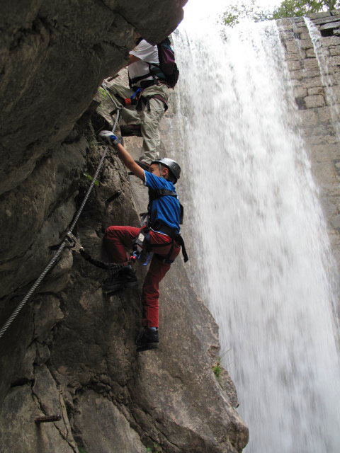 &Ouml;TK-Klettersteig Pirkner Klamm: Erich und Martin bei der ersten Wehrstufe (11. Juli)