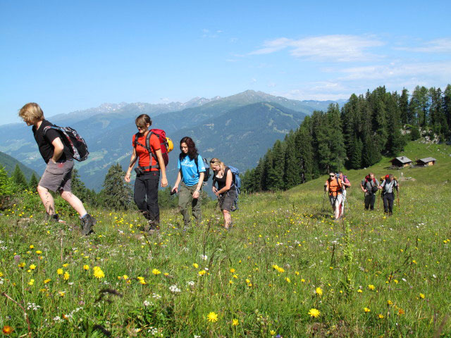 Emil, Ada, Lea, Jonna, Daniela, Erich, Helmut und Peter auf der Wei&szlig;steinalm (13. Juli)