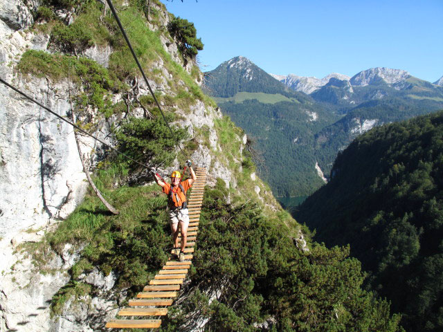 Gr&uuml;nstein-Klettersteig: Andreas auf der H&auml;ngebr&uuml;cke