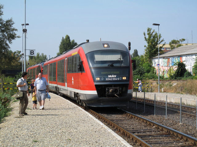 R 2045 in der Haltestelle Vas&uacute;tm&uacute;zeum (12. Sept.)