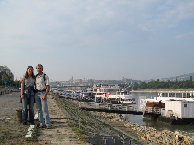 Daniela und ich neben der Donau zwischen &Aacute;rp&aacute;dbr&uuml;cke und Margaretenbr&uuml;cke (13. Sept.)